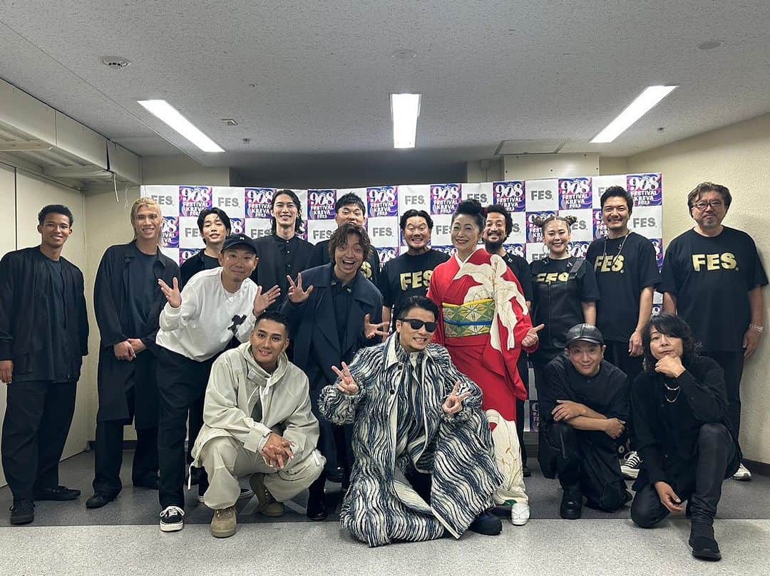 SONOMIのインスタグラム：「2023.9.14 『908festival2023』 思い出しても震えるような瞬間がいくつもあった908FES。 全て挙げると大変な事になっちゃうから特に思い出深い出来事を一つだけ書いてみます✏️  まさか石川さゆりさんにコーラスをする日が来るとは…  KREBandに入隊した頃は、 ここのこのラインをコーラスしてと指示された通りにやっていましたが 最近は私がやるべき事、やれる事、やりたい事がなんとなくわかってきたので、 第一回目の音合わせの時に私なりの手法を最大限に提示するという事を心がけています。 （生声でコーラスするのか、そしてどのラインを歌うのか、はたまたボコーダーでコーラスするのか、鍵盤を弾くのかなどなどやれる事の選択肢が沢山増えました🫡） 今回も色んな事にチャレンジしましたが、 特に思い出深いのが、 石川さゆりさんとKREさんの『愛されるために君は生まれた』という曲。 原曲にはコーラスが入っていないのです。 凛としたさゆりさんの声が際立ち、コーラスなんて不必要なのは百も承知。 でもこれは908FESの舞台。KREBandのコーラスとしてしっかりやりたい事を提示するべきだなと、なかなか気持ち的にハラハラするような葛藤の中、第一回目の音合わせの日。 この日はさゆりさん不在のリハーサルでしたが、 KREさんもその部分にコーラスを入れたらいいんじゃないかと思っていたと心強い意見をいただき、 いざ迎えたさゆりさんが入っての初めてのリハーサル。 なかなか震えたのを覚えています。 「素敵なコーラスを入れてくれてありがとう」と笑顔でおっしゃってくれた。 さゆりさんの声に自分の声が重なっているのをイヤモニから聞こえただけで感動でしたが、 コーラスを気に入っていただき、 さらに会場で見てくださっていた方にこの曲のコーラスがすごく良かったという言葉をいただき、提案する事を恐れず、チャレンジして良かったぁと心底思いました。 色んなことに通ずるなぁと背筋を伸ばし教訓といたします。  応援してくださった皆さんありがとうございました🫶🏻  #908FES2023 #KREVA #石川さゆり #三浦大知 #KICKTHECANCREW #AKLO #KREBand」