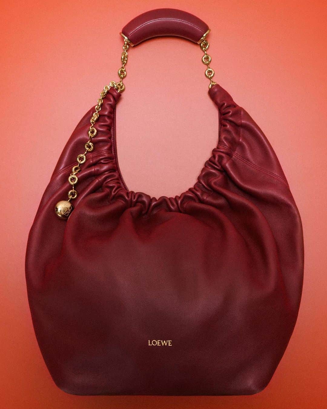 Loeweさんのインスタグラム写真 - (LoeweInstagram)「The supersoft and supple Squeeze bag is flawless both inside and out.  Available in store.  #LOEWE #LOEWEsqueeze」9月22日 1時12分 - loewe