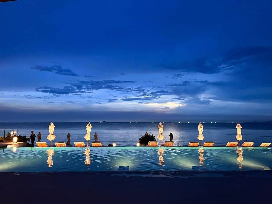 リサ さんのインスタグラム写真 - (リサ Instagram)「遅めの夏休みスタート🏝️ 娘と初めての家族旅行、タイ🇹🇭 今まで家族でも1人でもアメリカ、ヨーロッパ方面ばかり行っていたので、超新鮮！！！ でもやっぱり海のそばがリラックスできるのは変わらないネ😪海が見えるところすぐ探すよね😂さいこー」9月22日 1時12分 - richa_ko