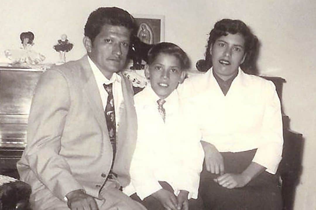 ダニー・トレホのインスタグラム：「#TBT With my parents Dionisio and Alice Trejo.」