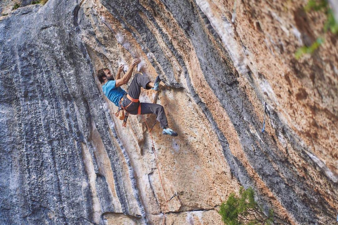 クリス・シャーマのインスタグラム：「@chris_sharma warms up on the classic Pota d’Elefant (7c+/5.13a), L’Olla sector, Siurana, during last year’s @siuranaclimbingfestival.  The 2023 festival is just around the corner! Head on over to @siuranaclimbingfestival for more info.  📷: @mtnz.adri / @liqen.studio  #makeithappen #climbing #siurana」