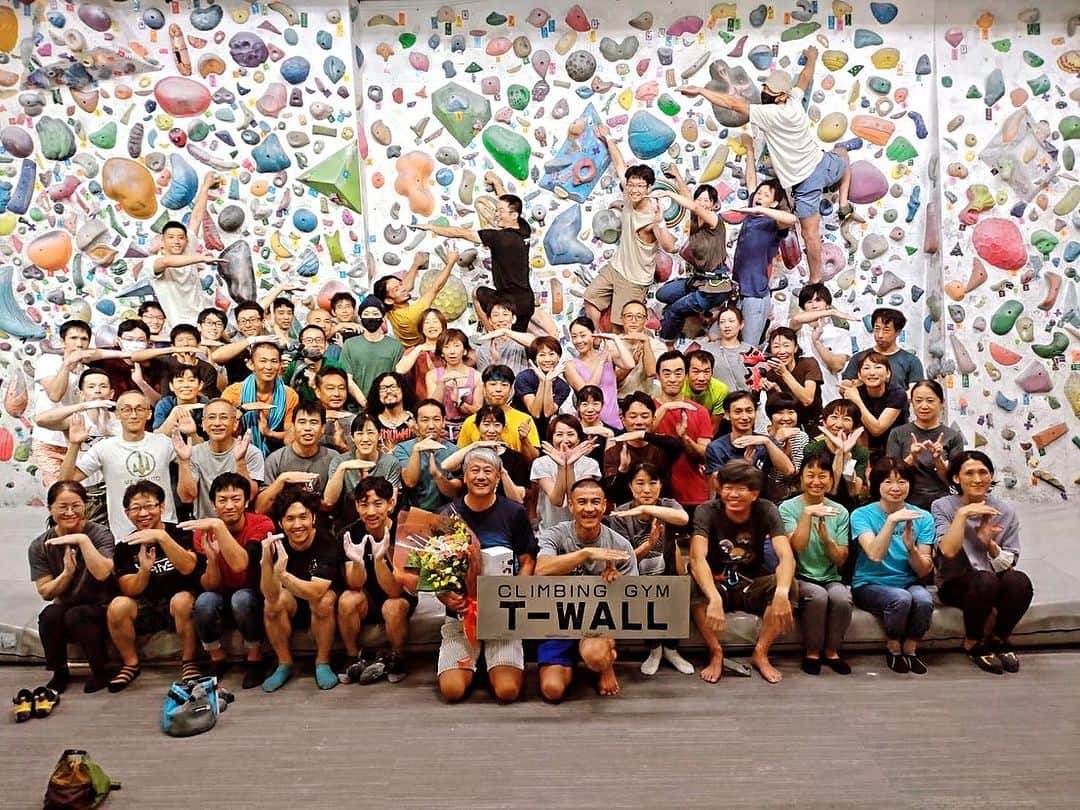 平山ユージさんのインスタグラム写真 - (平山ユージInstagram)「T-wall 31年のバトンをBase Campがしっかりと引き継がせて頂きました。  2023年9月20日22:25に鳴る「蛍の光」は寺島さんにとって長い31年の終わりの「蛍の光」に感じました。  営業ジムが無い時代に0から最初の一歩を踏み出し、数々の厳しい時代を乗り越え、迎えたT-wallとして最後の日、そしてその瞬間、きっと感無量だったことと想像します。本当に長い間ご苦労様でした。  お集まり頂いた皆様、スタッフの皆んな、これからもよろしくお願いします‼️  一緒に汗をながし、皆んなと楽しく、Base Campになってもご愛顧のほど、よろしくお願い致します🙏🙏🙏  そして我々Base Campとして、これから皆様には、クライミングを通して豊かな生き方を提供できればと願っております🫶🫶  @basecamp_tokyo_kinshicho  @basecamp_tokyo_edogawabashi  @urban_basecamp_shinbashi  @basecamp_higashimurayama   #31年の歴史　#twall #閉幕 #受け継ぐ #寺島由彦 #tnfjp #ザノースフェイス #neverstopexploring」9月22日 1時29分 - yuji_hirayama_stonerider