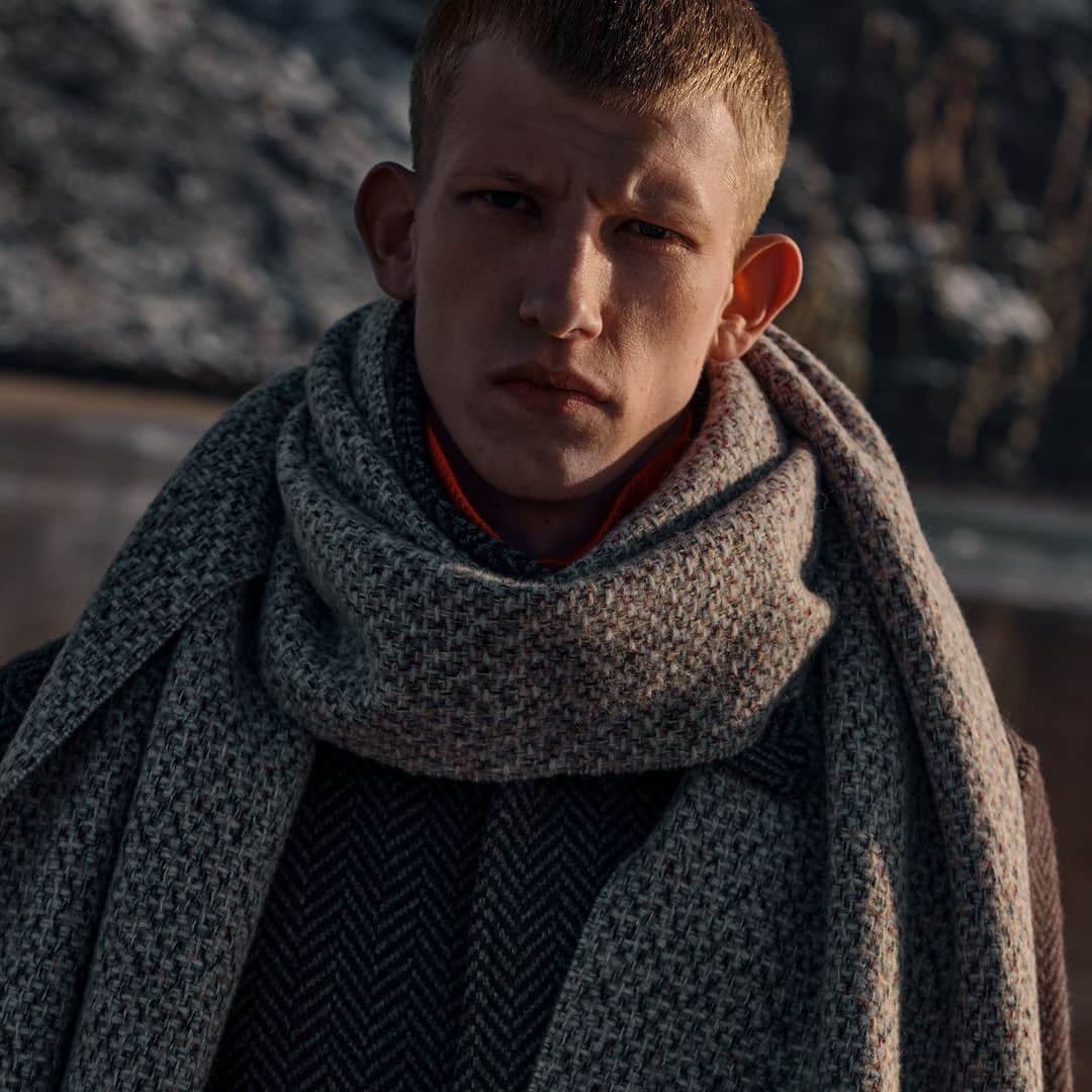 のインスタグラム：「Wrap up in our Wool Blend Scarf, designed to take you all the way through winter. Our versatile marl patterns capture the key colours of the season.⁣ ⁣ ⁣ ⁣ ⁣ ⁣ ⁣ ⁣ ⁣ #JohnstonsOfElgin #WoolScarf #WoolScarves #WoolBlend #WoolBlendScarf #AutumnWinter #AutumnWinterCollection #AutumnScarf #WinterScarf」