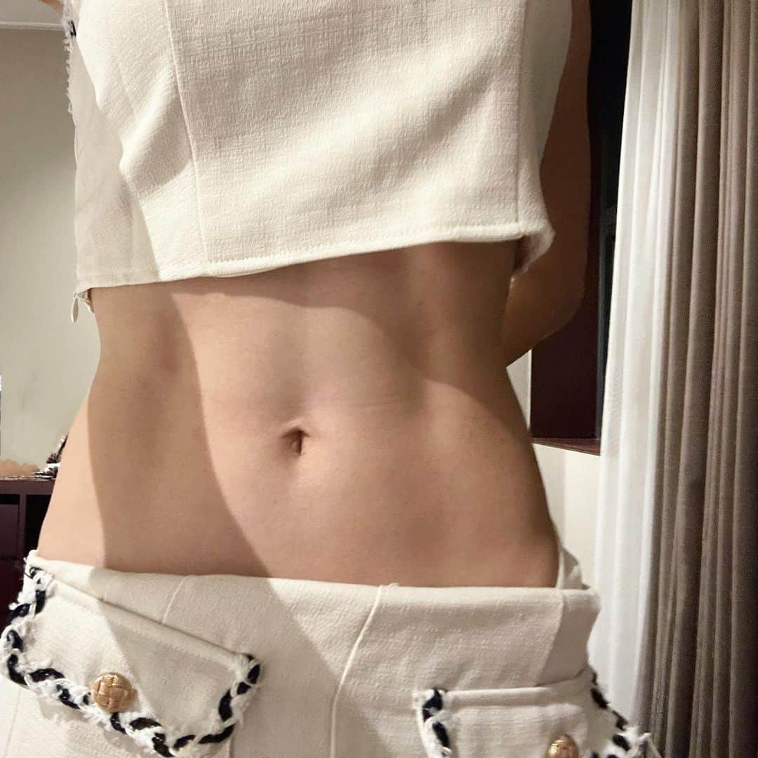 のインスタグラム：「突然オシャレな写真でないんだけど 今体重が48kgくらいで とても細くなった！ 背筋が足りないなーとは思っているけど 細さは好きで ボディメイクもっと頑張りたい♡  今すごくお洋服を可愛く着れるから いっぱい見て～🩷という気持ちになる  海外に来て オシャレな場所でお気に入りの写真を撮って それがすごく楽しかった  これからもたくさん写真撮りたい☺️ 趣味 撮影📸」