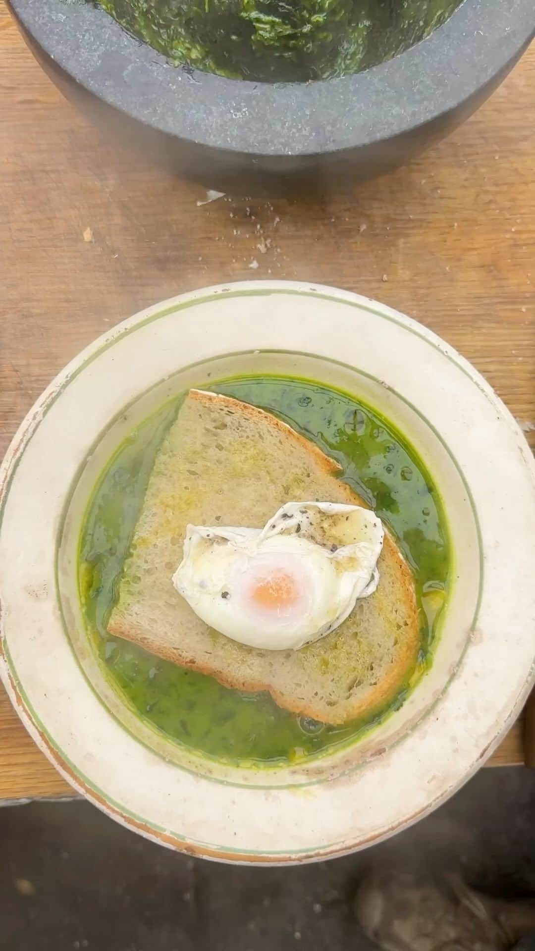 Earth Picsのインスタグラム：「@juliusroberts “This soup will blow you away. Garlic, coriander, stale bread and a poached egg. So simple, but so good! This is based on a portuguese dish called acorda, which is traditionally made with salt cod broth. But thats hard to find here in england, so I made it with chicken stock and wow. What a recipe, I love it. Takes no time at all and uses just a few humble ingredients. Enjoy!”   🎥 @juliusroberts」