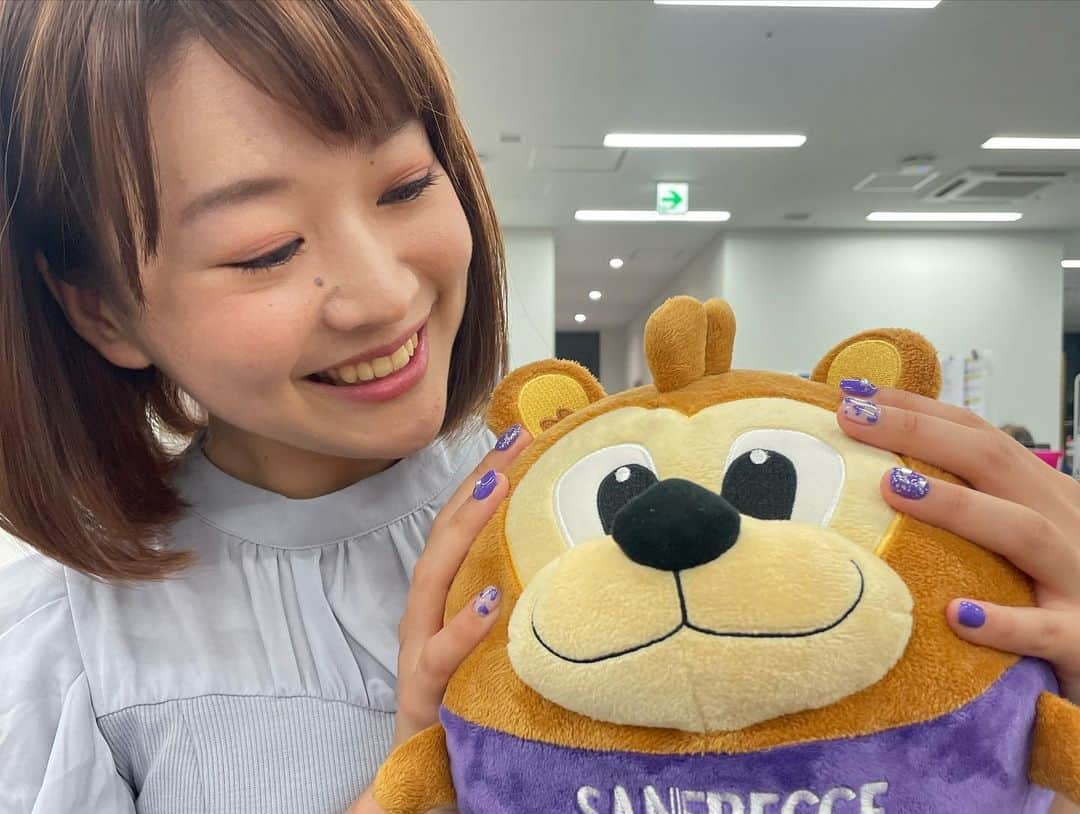 有田優理香さんのインスタグラム写真 - (有田優理香Instagram)「🐻  今月は(今月も？)サンフレネイル💅  やっっっと現地観戦行けるスケジュール組めた〜😭 エディスタでの試合も残り3試合！！ サッカーの楽しさを教えてくれた場所に感謝しながら 残りの試合ひとつひとつ大切に観戦します😌🏹  そして！レジーナWEリーグカップ決勝も参戦しまっす🫡 ハートデザインで可愛くしたのはレジーナっぽさ💜 歴史が動く瞬間、見届けます🙌 なんだか1年前のルヴァンカップ決勝の前のような 楽しみと緊張が混ざった気持ちで 早く等々力行きたいなあとワクワクしています！  スポーツの秋は毎年サッカーや陸上中心に体が１つじゃ足りないって切実に感じるくらい頑張りどきですが…楽しみながら過ごせたらいいなあ🥰 しんどくなったら爪をみる！！笑  #sanfrecce #サンフレッチェ広島 #サンフレッチェ広島レジーナ #サンチェ #サンフレネイル #紫ネイル #アナウンサー」9月22日 1時38分 - yurikaa0624