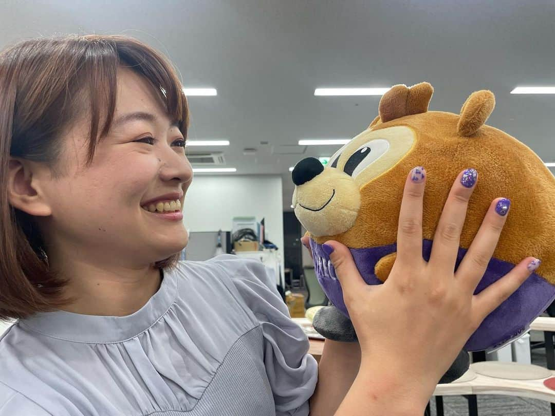 有田優理香さんのインスタグラム写真 - (有田優理香Instagram)「🐻  今月は(今月も？)サンフレネイル💅  やっっっと現地観戦行けるスケジュール組めた〜😭 エディスタでの試合も残り3試合！！ サッカーの楽しさを教えてくれた場所に感謝しながら 残りの試合ひとつひとつ大切に観戦します😌🏹  そして！レジーナWEリーグカップ決勝も参戦しまっす🫡 ハートデザインで可愛くしたのはレジーナっぽさ💜 歴史が動く瞬間、見届けます🙌 なんだか1年前のルヴァンカップ決勝の前のような 楽しみと緊張が混ざった気持ちで 早く等々力行きたいなあとワクワクしています！  スポーツの秋は毎年サッカーや陸上中心に体が１つじゃ足りないって切実に感じるくらい頑張りどきですが…楽しみながら過ごせたらいいなあ🥰 しんどくなったら爪をみる！！笑  #sanfrecce #サンフレッチェ広島 #サンフレッチェ広島レジーナ #サンチェ #サンフレネイル #紫ネイル #アナウンサー」9月22日 1時38分 - yurikaa0624