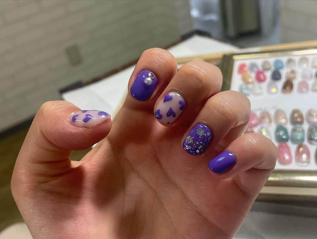 有田優理香さんのインスタグラム写真 - (有田優理香Instagram)「🐻  今月は(今月も？)サンフレネイル💅  やっっっと現地観戦行けるスケジュール組めた〜😭 エディスタでの試合も残り3試合！！ サッカーの楽しさを教えてくれた場所に感謝しながら 残りの試合ひとつひとつ大切に観戦します😌🏹  そして！レジーナWEリーグカップ決勝も参戦しまっす🫡 ハートデザインで可愛くしたのはレジーナっぽさ💜 歴史が動く瞬間、見届けます🙌 なんだか1年前のルヴァンカップ決勝の前のような 楽しみと緊張が混ざった気持ちで 早く等々力行きたいなあとワクワクしています！  スポーツの秋は毎年サッカーや陸上中心に体が１つじゃ足りないって切実に感じるくらい頑張りどきですが…楽しみながら過ごせたらいいなあ🥰 しんどくなったら爪をみる！！笑  #sanfrecce #サンフレッチェ広島 #サンフレッチェ広島レジーナ #サンチェ #サンフレネイル #紫ネイル #アナウンサー」9月22日 1時38分 - yurikaa0624