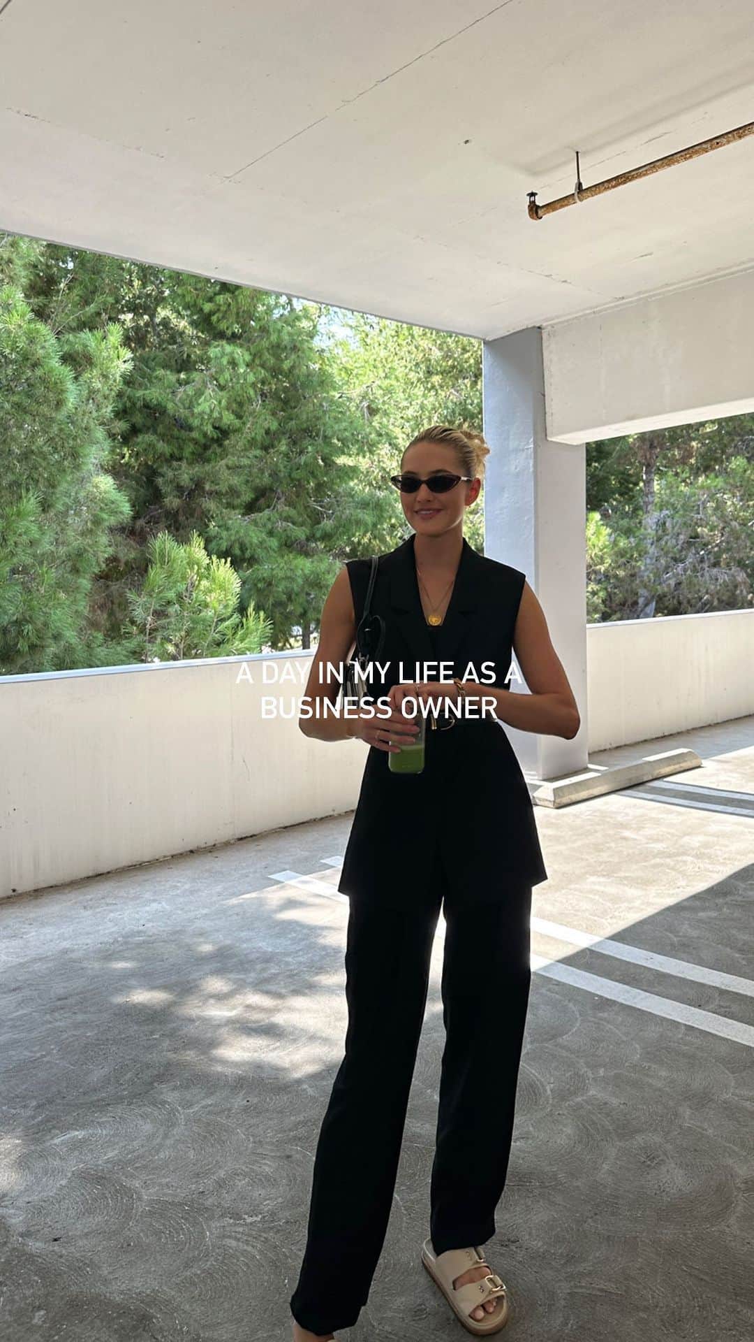のインスタグラム：「A glimpse into my daily life of running a wellness business! Running your own business means you are on an every day adventure haha. My days look so different every time. Sometimes I am on back-to back meeting and hours of computer work  and sometimes it’s filming workouts and creating content- my schedule is ever-changing.   Yesterday, on the podcast, we dived into the art of finding balance. This year, I’ve been on a journey to find balance in all areas of my life! From work-life, relationships and self care. It’s a continues journey we are all navigating but I’m proud of the progress we’ve made!   Do you want to see more of these kind of day in the life videos?  Products I used:  @stanely_europe - water bottle @nekohama - matcha @alo - workout outfit @kulakovsky - black blazer @akasha - face mist @alliesofskin- serum + moisturizer」