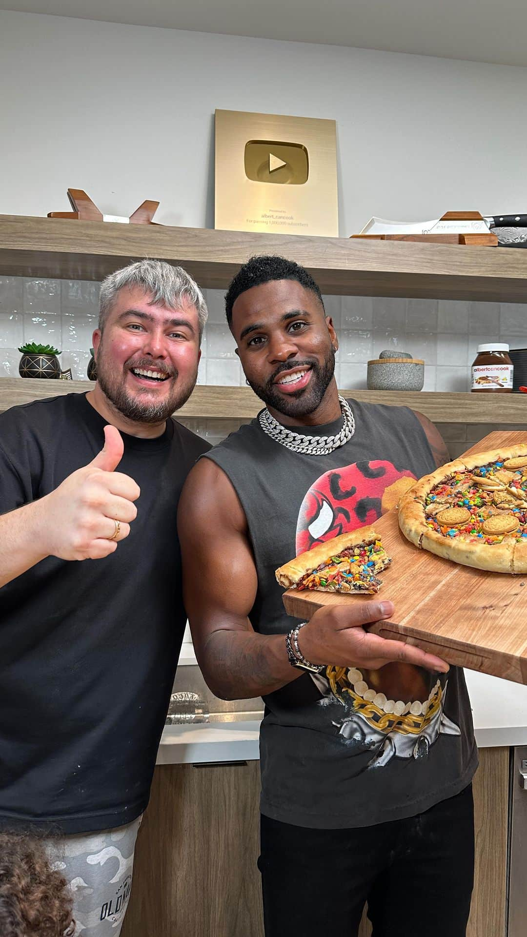 ジェイソン・デルーロのインスタグラム：「Pizza 🍕」