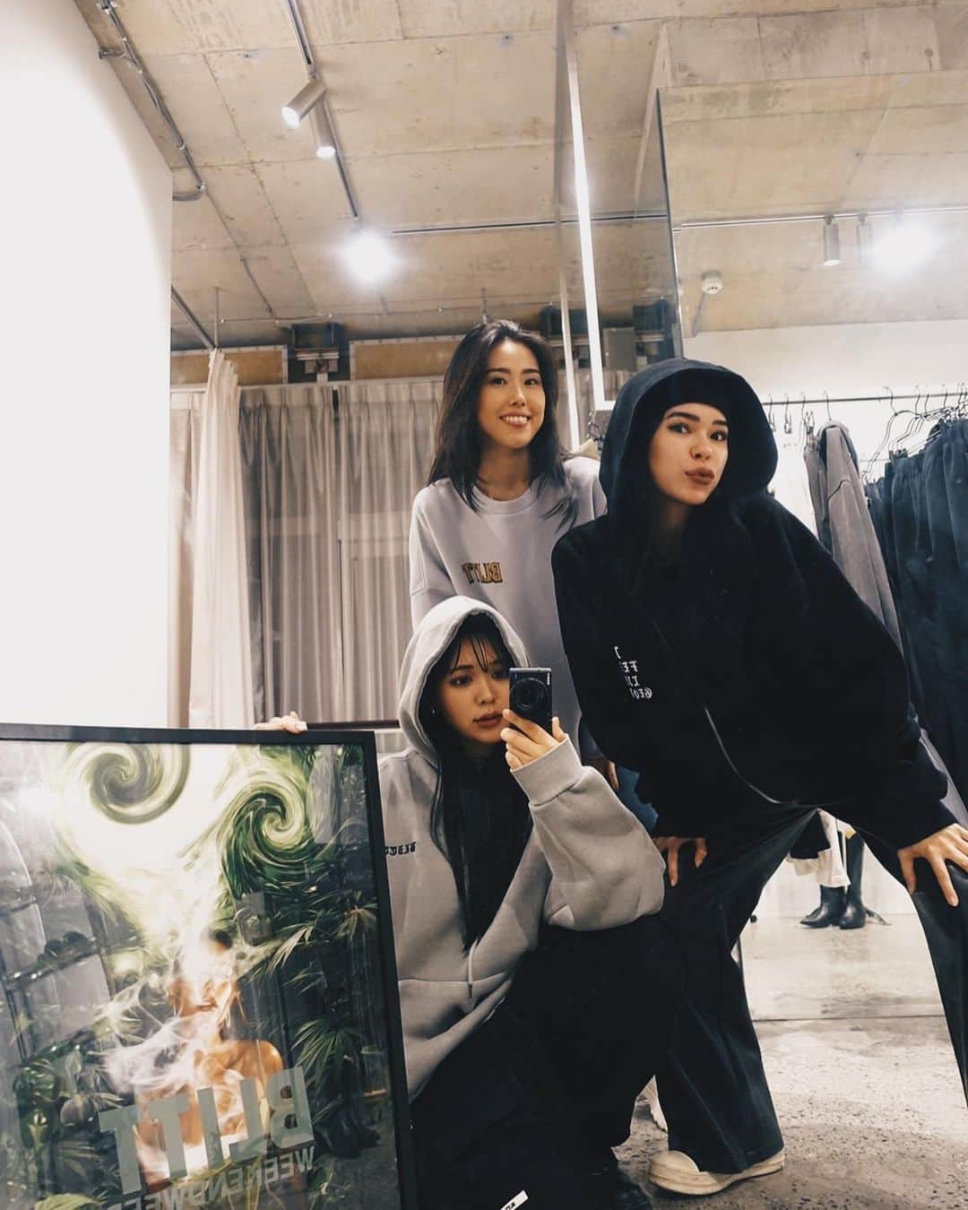 藤川ありすさんのインスタグラム写真 - (藤川ありすInstagram)「BLITT POPUP&PRE ORDERS 1日目無事終了しました😌🩶 来てくれた皆様ありがとうございました! 明日から一般の方もご来場可能ですのでwebでいつも ご購入のお客様もぜひ直接手にとって見てみてください🩶 明日は16:00-22:00です! ギリギリでも大丈夫なのでぜひ来てね 飲み物と軽いお茶菓子と 明日は @jagermeister_japan もあります。笑 ビールなどは各自買ってきてください。笑  明日もこの3人で頑張ります🩶 トレーニングウエア　@sarumejapan も 直接買えるのでぜひ見てってね🩶🩶  #BLITT  #popup」9月22日 1時44分 - alice346_