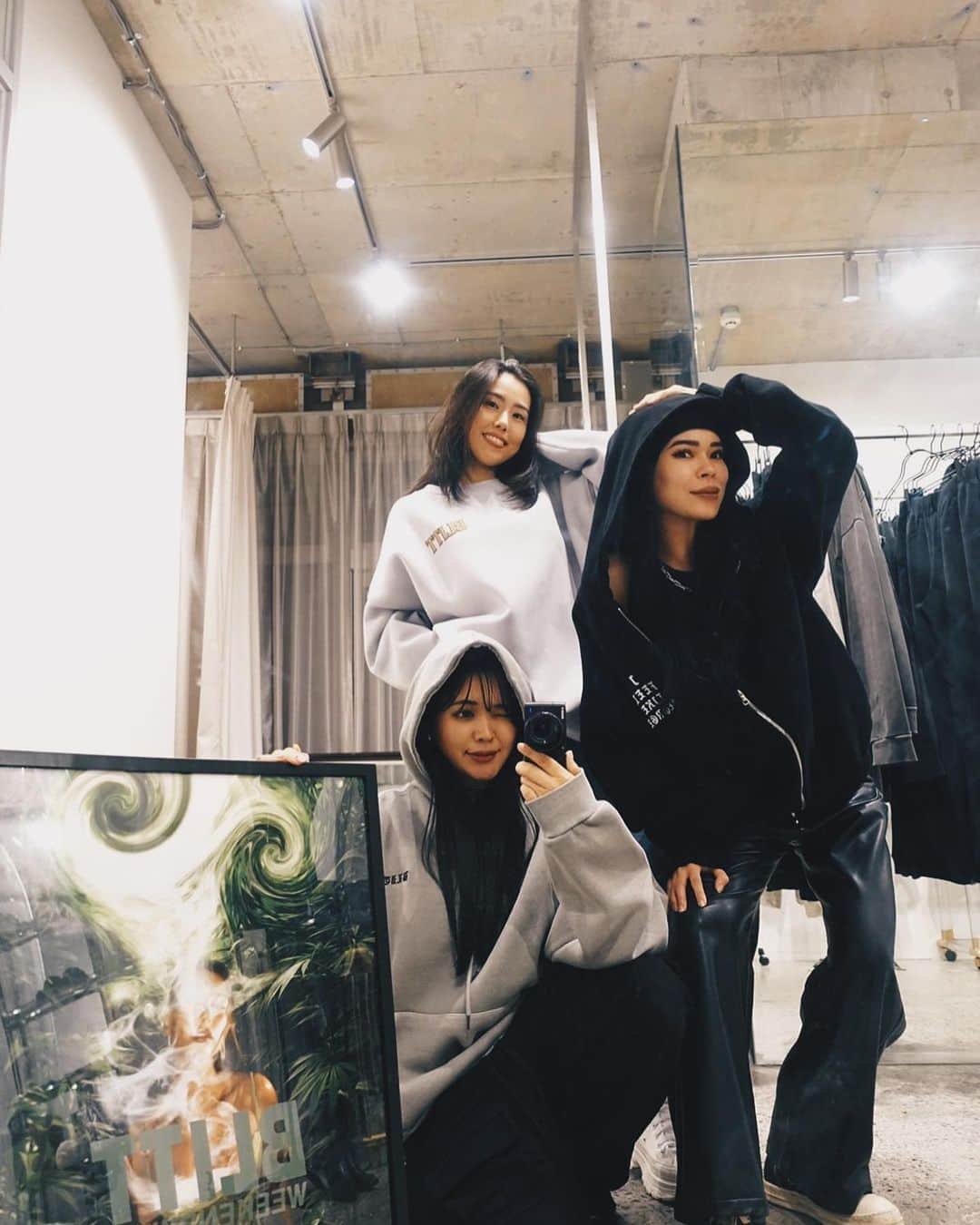 藤川ありすのインスタグラム：「BLITT POPUP&PRE ORDERS 1日目無事終了しました😌🩶 来てくれた皆様ありがとうございました! 明日から一般の方もご来場可能ですのでwebでいつも ご購入のお客様もぜひ直接手にとって見てみてください🩶 明日は16:00-22:00です! ギリギリでも大丈夫なのでぜひ来てね 飲み物と軽いお茶菓子と 明日は @jagermeister_japan もあります。笑 ビールなどは各自買ってきてください。笑  明日もこの3人で頑張ります🩶 トレーニングウエア　@sarumejapan も 直接買えるのでぜひ見てってね🩶🩶  #BLITT  #popup」