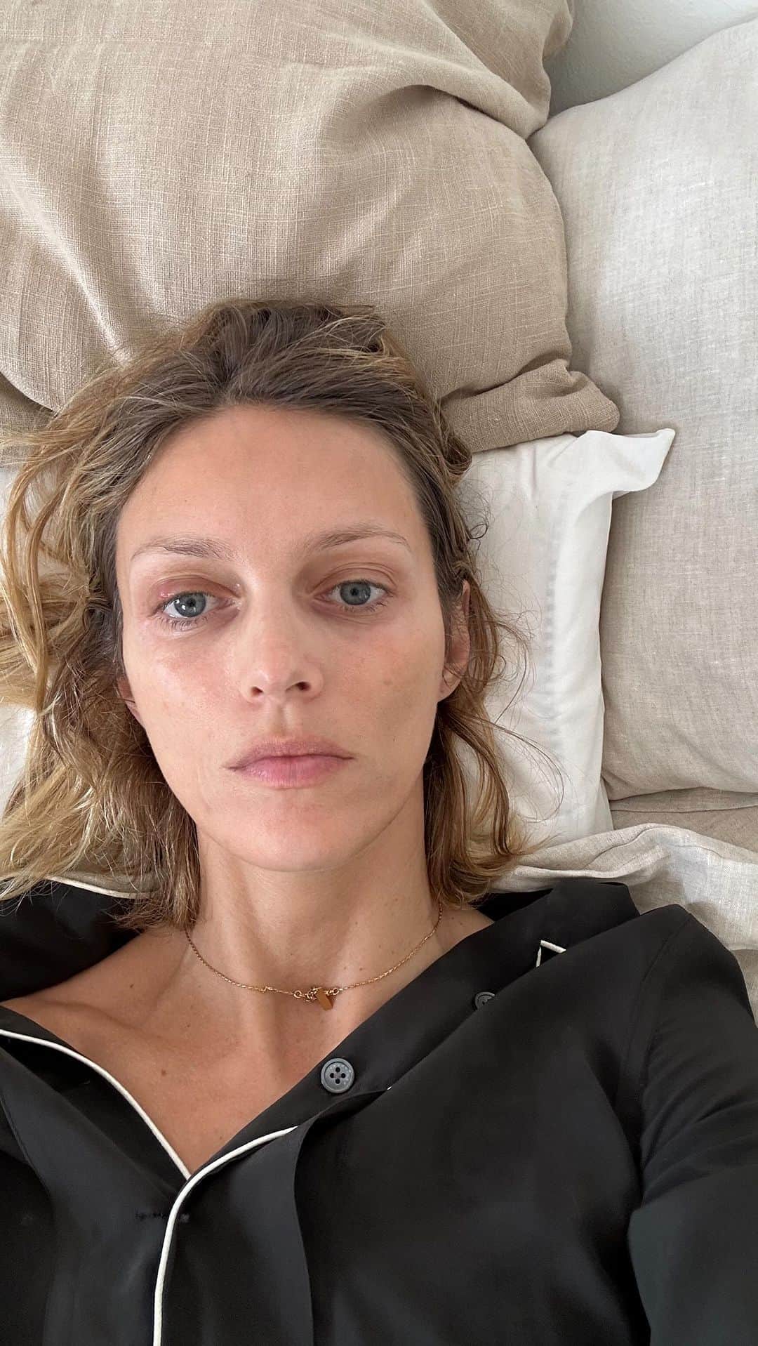 アニヤ・ルービックのインスタグラム：「Bardzo nieoficjalnie,  nagranie z łóżka  A Ty dlaczego idziesz na wybory?   Masz jedno życie, jeden głos - wykorzystaj.   Nominuję do odpowiedzenia na pytanie: (przepraszam jeśli już byłyście nominowane i się nagrałyście )  @sylwia.chutnik @gregorczykabram @szumowska.m @ostaszewskamaja_official @maffashion_official @lucynaszymanska @zofia_urszula_komasa @haniarydlewska  @mwyrzykowska @youngleosia @martyna.world   #kobietynawybory @kobietynawybory」