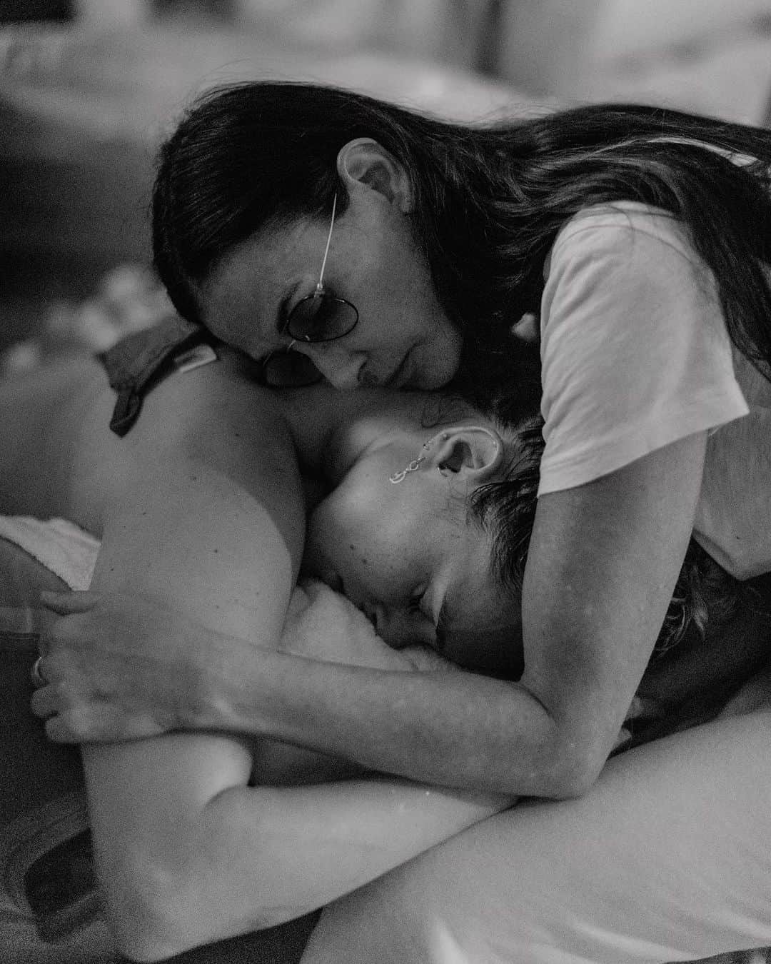 テリーサ・パーマーのインスタグラム：「What a special gift to be given the privilege to post these captivating images of @rumerwillis in her most vulnerable and powerful moments, as she transitioned into motherhood. She talks about her experience birthing her daughter this week on our podcast and it’s such a beautiful, empowering, moving and entertaining share. Listen to @themotherdazepodcast wherever you get your podcasts ❤️❤️ Thank you to this weeks sponsor @needed for powering our episode. You can visit thisisneeded.com and use code MOTHERDAZE for 20% off radically better perinatal supplements!」