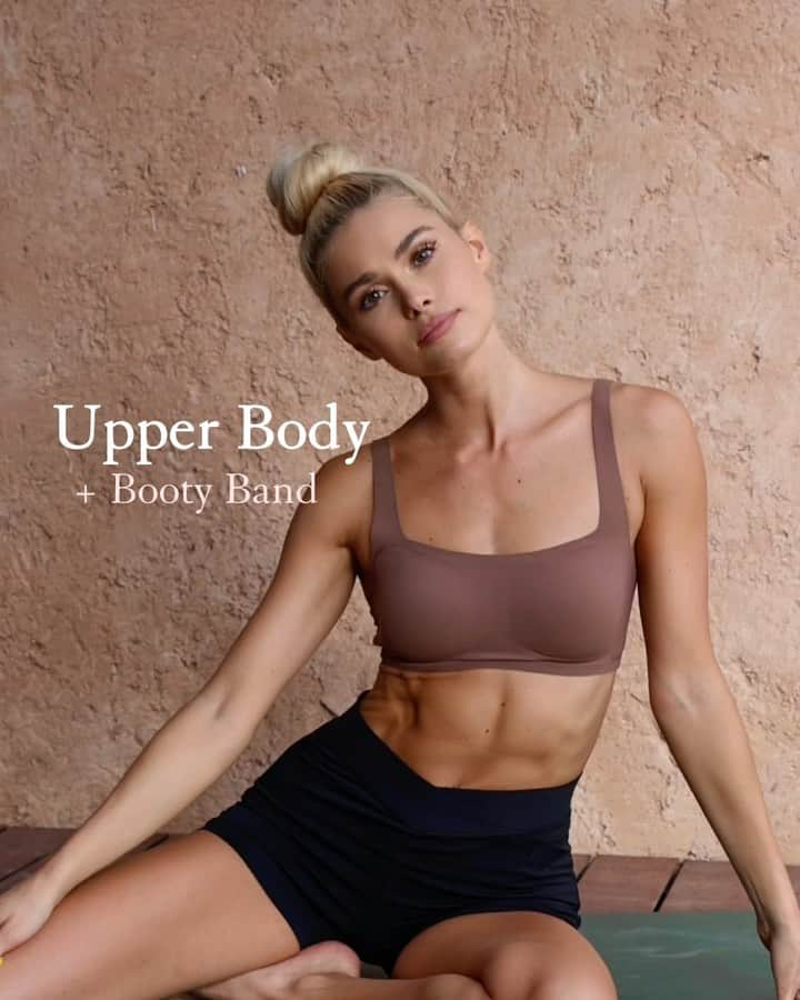 パメラ・ライフのインスタグラム：「Upper Body + Booty Band 🤎🔥seems easy but is magic for your back & posture 🧷 save it for later!   📺 find the full 10min real-time Version in YT & comment if you tried it!   This workout is not sweaty at all, it focusses on the strength and activation of your muscles, also great if you don’t have any heavy equipment at home. It burns like fireeee ☄️ If you are sitting a lot or have an office job, this should work great for you as well!   - MAIN FOCUS: Back, Shoulders + Posture - SECONDARY MUSCLES: Core / Abs, Triceps, Biceps  1. START YOUR GYM WORKOUT with this video for muscle activation. Makes such a difference once you grab heavy weights! 2. DO IT AT HOME for minimal equipment & maximum burn. 3. You can INCREASE INTENSITY by using a stronger Booty Band or 2 at once. 4. Use it as a BURN OUT in the end of any session.  🎵 My Love by @leighannepinnock & @ayrastarr   #pamelareif #workout #fitness #upperbody #muscle」