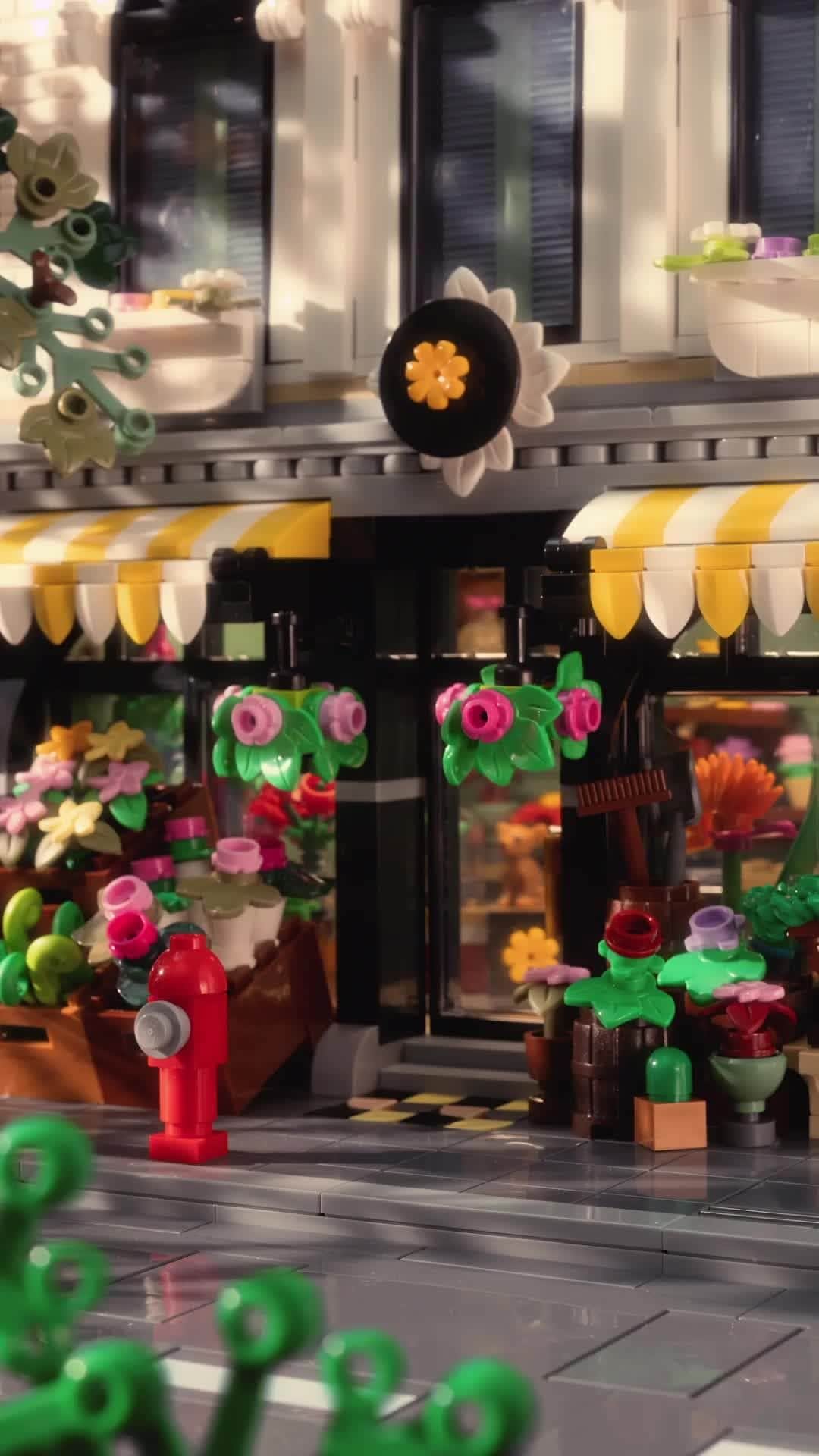 LEGOのインスタグラム：「Take a break from scrolling to stop and smell the roses. 😌💐」