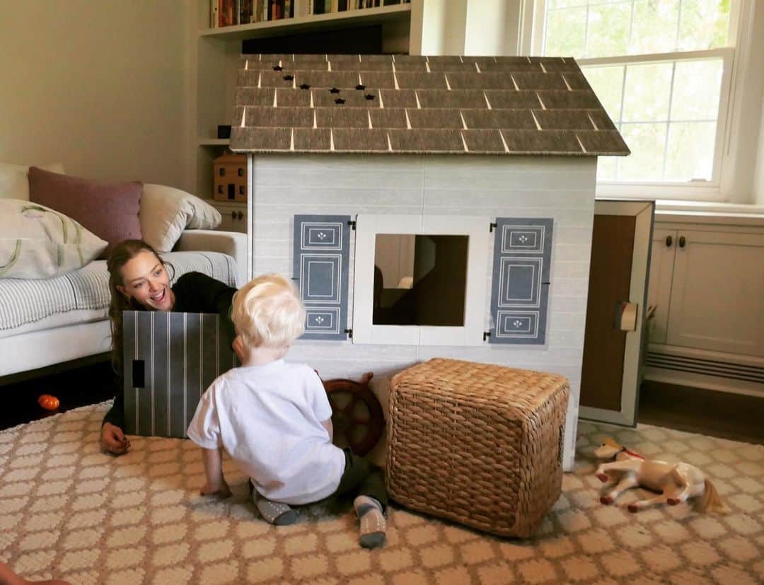 アマンダ・サイフリッドのインスタグラム：「Cardboard real estate is earth-friendlier (and fun-just ask your kids)」