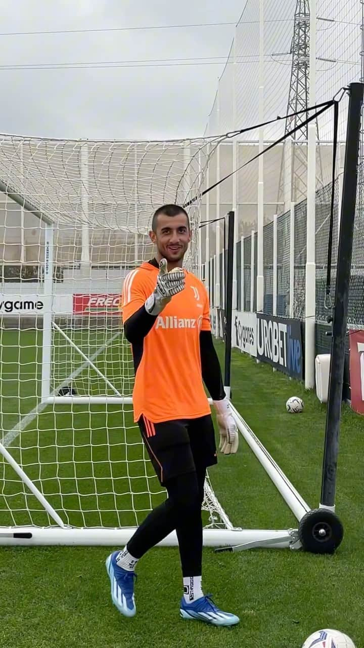 マッティア・ペリンのインスタグラム：「@mattiaperin & @carlopinsoglio with the best saves of the day 🙅🏻‍♂️⚽️」