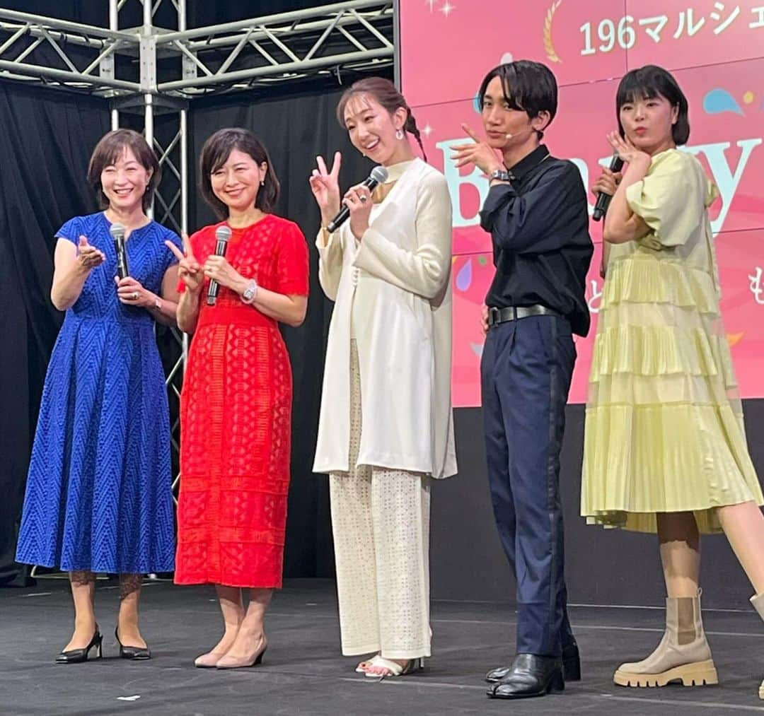 彩羽真矢のインスタグラム：「先日の松井愛さん総合企画のビューティーイベント❤️  大成功でした✨  出展ブースではそれぞれ体験できたり、お得にお買い物できたり、キャンペーンをしていて最高😍  トークステージは、ビューティーイベントなの！？と思うほど笑い溢れる時間に🤣🤣🤣  さすが、愛さんの総合プロデュースです❤️  一日中楽しめてみんなキレイになれちゃうイベントでした✨  ありがとうございました！！！  #すこ愛  #松井愛 さん #紅ゆずる さん #古川圭子 さん #桜井雅人 さん #ビューティー #イベント大成功 😊」