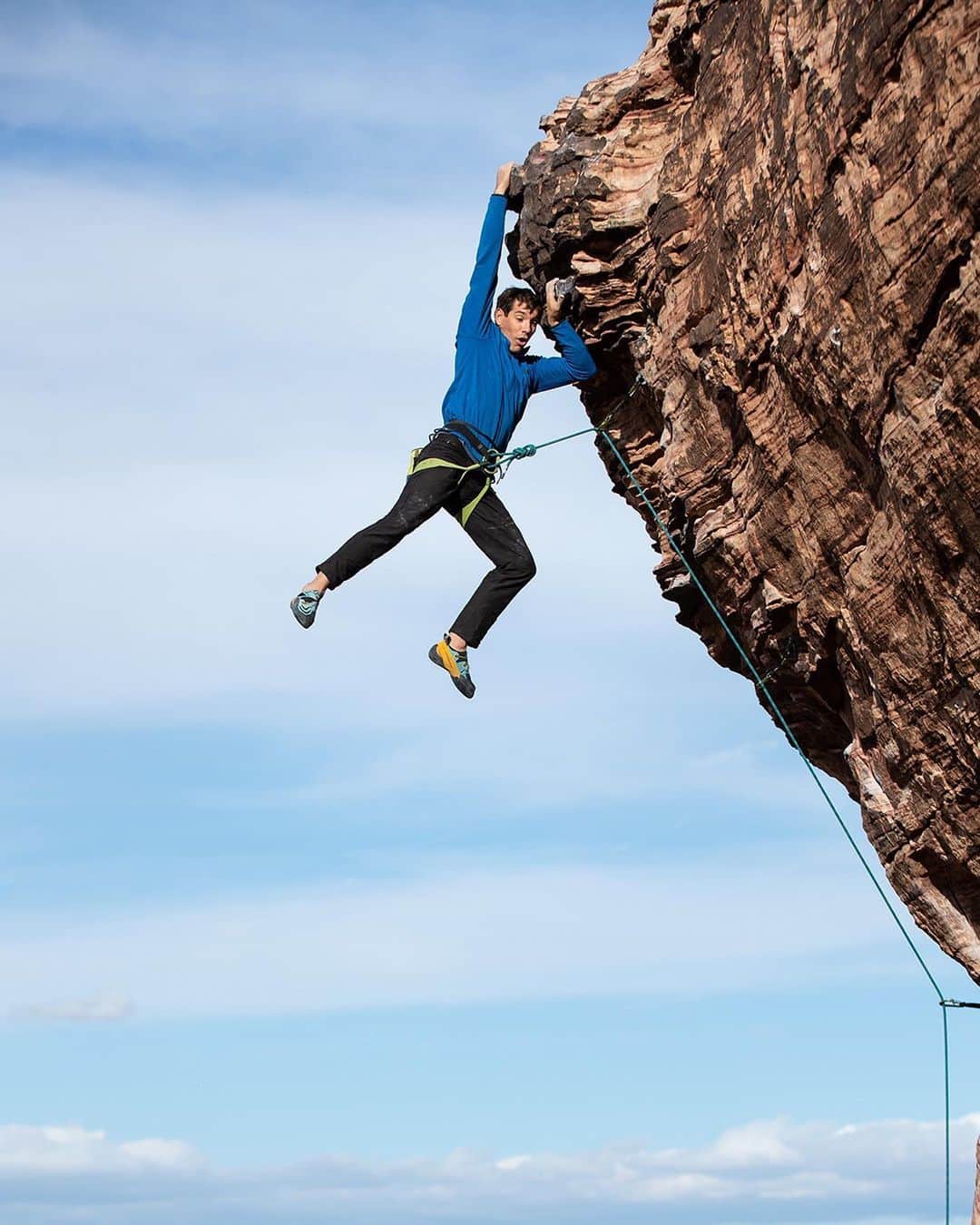アレックス・オノルドのインスタグラム：「Get psyched! Climbing Gold is back with 10 new episodes starting October 13th. We’ve got some pretty big things coming your way, including more behind the scenes footage available on our YouTube channel. Check it out at the link in our bio or catch up on episodes on Spotify or wherever you get your podcasts. @ducttapethenbeer  Photo 1 by @samuelcrossley and Photo 2 by @flyinglikepan」
