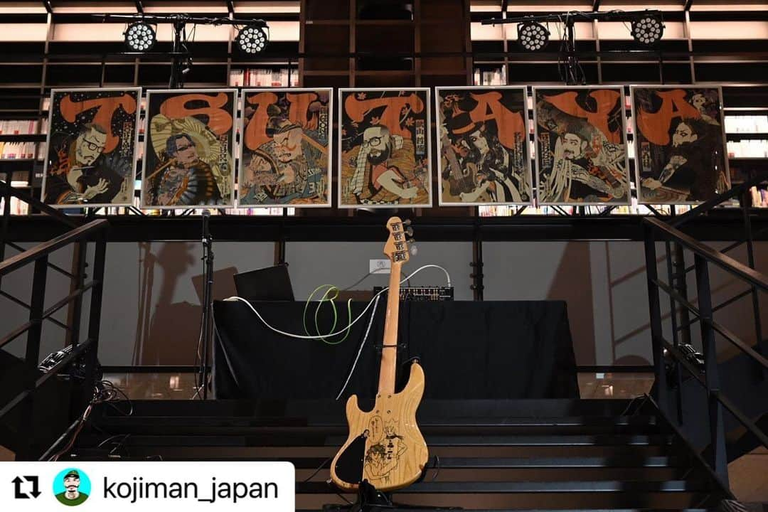 MAH のインスタグラム：「#Repost @kojiman_japan with @use.repost ・・・ 2023.9.19 江別蔦屋書店 KENKEN × DJ GAKU ENDO SPECIAL FREE LIVE  ご来場の皆様ありがとうございました⚡️⚡️ クソ楽しかった🔥🤝🔥🤝🔥🤝🔥  今回のコンセプト 司会のセリフより引用↓↓ —————————— ご来場の皆様、 本日はお越し頂き誠にありがとうございます。  早くケンケンさんのライブを見たいと言う方が大半だと思いますが、今回のフリーライブ開催に至った経緯について、ご説明させていただきます。  江別 蔦屋書店初、ライフスタイル提案型書店となる全国の蔦屋書店でも初めての開催となるKENKENさん×KOJIMANさんのライブ。  今回の発起人でありアーティストのKOJIMANさんは 日本古来の浮世絵テイストに、tattooやストリートカルチャーをクロスオーバーさせた作品を主とする江別在住のアーティストとして活躍しております。  そんなKOJIMANさんは今年の2月よりB型就労支援事業所でじるみにて障がいのある方々に絵を教える講師として務め始めました。  障がいのある方にも魅力ある仕事の選択肢をと 北海道では珍しい、デジタルアートに特化した施設で働く中で感じたこと。それは障がい者、健常者関係なくカッコイイモノはカッコイイというとこと。  ただ、利用者さんが日々絵を描き上達するも、発表の場の少ない現状に対し、自分自身が有名となれば、より多くの人に利用者さんたちの作品を見てもらえる場を作り出せるのではと考え、自身の好きなアーティスト6名に声をかけた所、皆２つ返事でオッケーとなり  ・HIPHOPユニットCREAMのラッパー　Staxx T ・HIPHOPユニットジャパニーズマゲニーズのラッパー　孫GONG ・グリルズジュエルズ、オーナーの秋山哲哉 ・THE BONEZ/RIZE ボーカル JESSE ・SiM ボーカル MAH ・そして、今回の日本一のベーシストであるKENKEN  自身を入れた7名にてクルーを結成  クルー名をStaxx Tさん命名の「KABUKI VIBES」と名乗り、浮世絵と音楽、ストリートカルチャーを武器に、今後全国をド派手にジャックして、注目を集めると共に障がい者アートを広める事を目的としました。  そして、第一弾としてKOJIMANさんの地元である江別市、江別 蔦屋書店にてKOJIMANさんの絵をバックにベーシスト、ケンケンさんのライブの開催が決まりました。  それでは大変長らくお待たせ致しました、ベーシストKENKEN、DJ GAKU ENDOによるスペシャルライブ をお楽しみ下さい！！ —————————— #KABUKIVIBES #KBK #浮世絵 #ukiyoe #Japanesehiphop #japanesetattoo #日本語ラップ #kojiman #staxxt #songong #grillzjewelz #kenken #JESSE #mah #クリーム #ジャパニーズマゲニーズ #RIZE #thebonez #SiM #grillz」