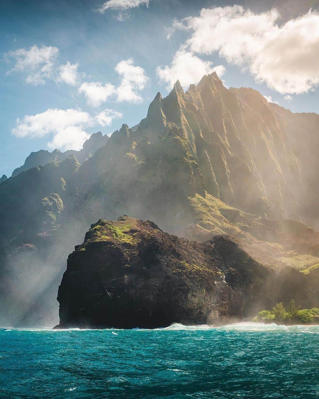 Discover Earthさんのインスタグラム写真 - (Discover EarthInstagram)「Drawn to the place where mountains meet the sea, we find ourselves repeatedly captivated by Kauai's magic 🏝️⛰️  📍Island of Kauai, Hawaii  🇺🇸 #DiscoverUSA with @braybraywoowoo」9月22日 3時00分 - discoverearth