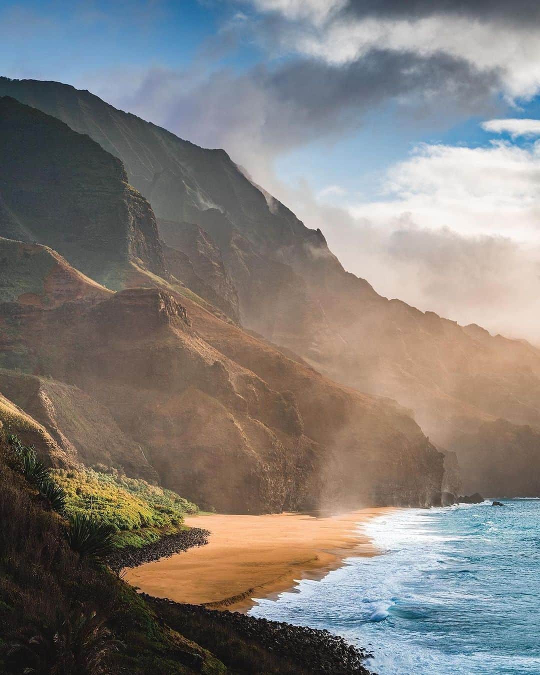 Discover Earthさんのインスタグラム写真 - (Discover EarthInstagram)「Drawn to the place where mountains meet the sea, we find ourselves repeatedly captivated by Kauai's magic 🏝️⛰️  📍Island of Kauai, Hawaii  🇺🇸 #DiscoverUSA with @braybraywoowoo」9月22日 3時00分 - discoverearth
