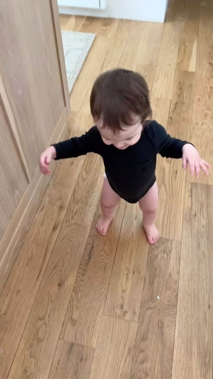 アレックス・ウッドのインスタグラム：「My guy is 1 year old today and I straight up can’t believe it lol. Took his first steps just a few days ago and I have watched this video about a billion times. Happy Birthday Asa I love you with all my heart! 👏🏻👏🏻👏🏻」