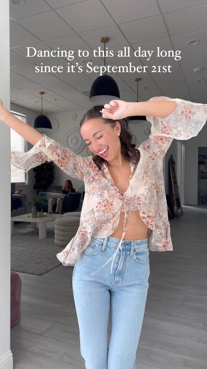 Brooklyn and Baileyのインスタグラム：「Filmed this today for fun bc why not - anyone else shocked it’s the end of September already??」