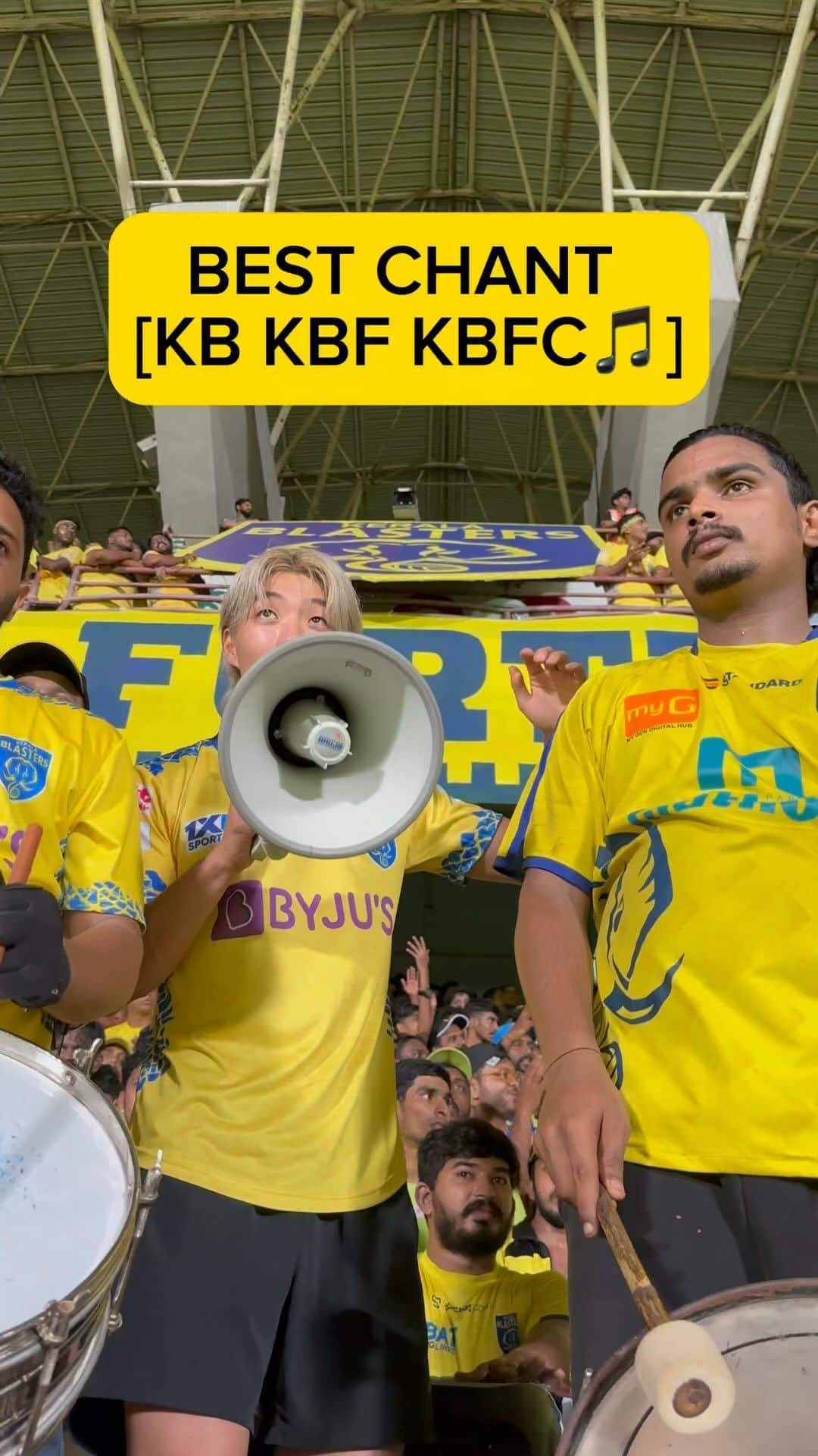 のインスタグラム：「BEST CHANT 🇮🇳🇮🇳💛💙  #keralablasters #kbfc #ISL #manjappada」