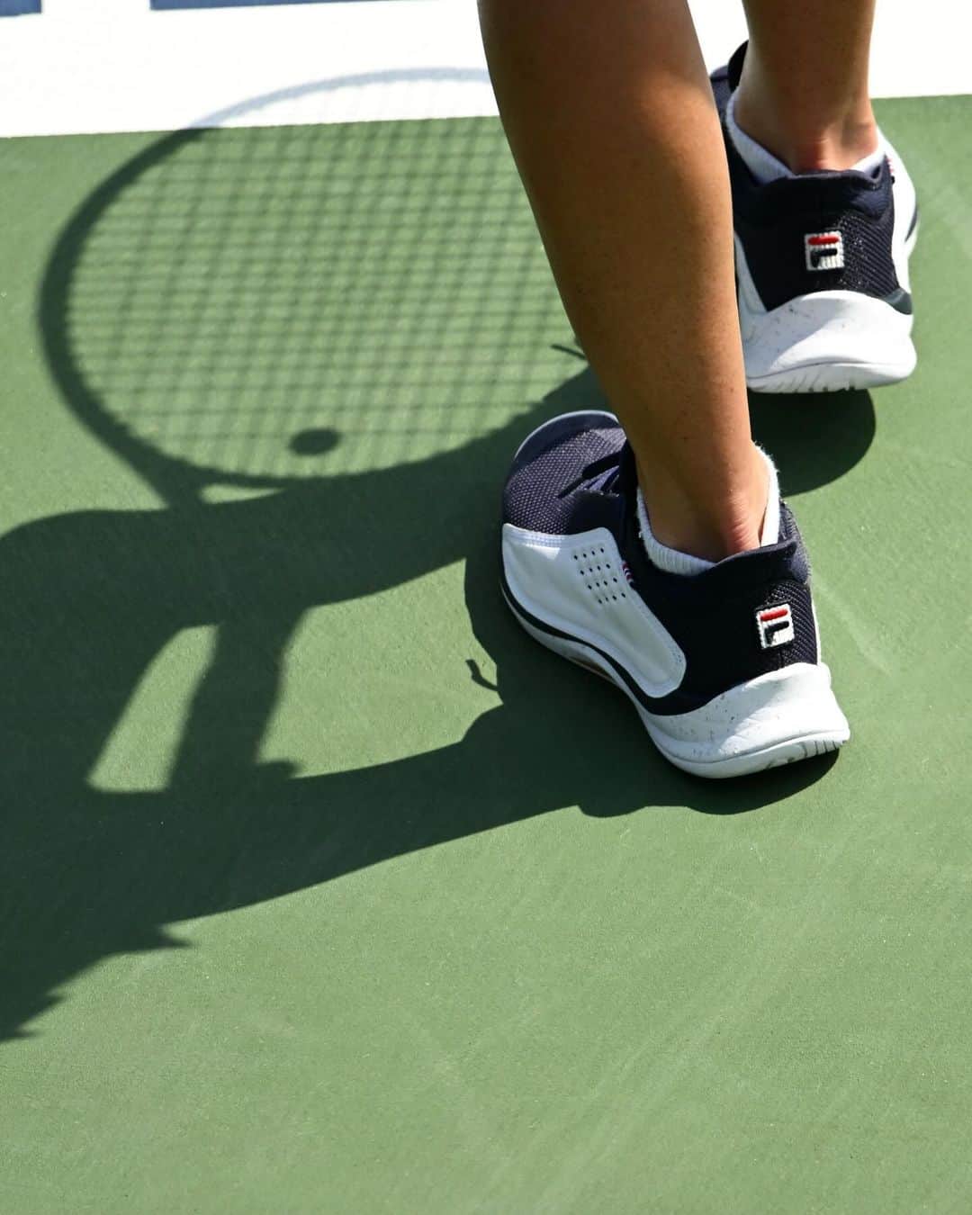 カロリナ・プリスコバさんのインスタグラム写真 - (カロリナ・プリスコバInstagram)「Spotlight on Mondo Forza 🔦  Tap to shop FILA’s newest performance tennis shoe   #filatennis」9月22日 2時22分 - filatennis