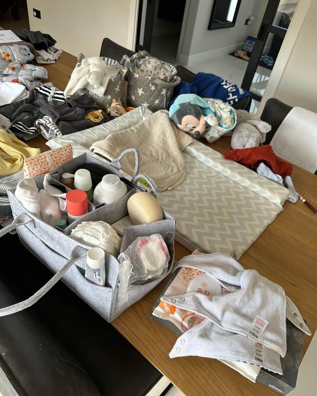 ジェマ・アトキンソンさんのインスタグラム写真 - (ジェマ・アトキンソンInstagram)「I had a lots of lovely DMs asking how I look so fresh on my shoot with a 9 week old so I thought I show you some reality! On my shoot i had my hair and makeup done professionally. At home & on the school runs it’s completely different. I haven’t actually washed my hair since that shoot on Monday and my dining table is still being used as a changing station for Tio 9wks in 😂  My right eye has been wrecking lately which is either from lack of sleep or the start of friggin pink eye from nappies 🤦🏼‍♀️ Gorka is based in London for this series so it’s a juggle to say the least! What I’m saying is, home life is incredibly different to what my shoot showed. It’s messy, it’s chaotic, it’s tiring and it’s normal. I don’t think anyone truly has every aspect of life nailed. So DO NOT compare to the glam stuff on social media. By 3pm that same day I was back to looking like I’d been dragged through a hedge backwards, being bombard with different things Mia wanted for tea, Tio with poo up his back and the squeaker from a dog toy being shredded all over my carpet! By Christmas, I’m gonna look 20 years older 😂」9月22日 2時28分 - glouiseatkinson