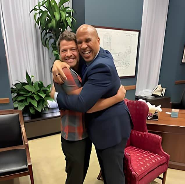 ミーシャ・コリンズさんのインスタグラム写真 - (ミーシャ・コリンズInstagram)「I’ve “met” Senator @corybooker several times virtually, and he’s always promised me a big hug when we finally met in person.   Last week in DC, I cashed in big time.」9月22日 2時33分 - misha