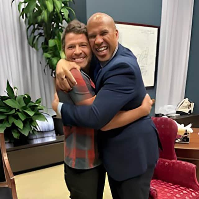 ミーシャ・コリンズさんのインスタグラム写真 - (ミーシャ・コリンズInstagram)「I’ve “met” Senator @corybooker several times virtually, and he’s always promised me a big hug when we finally met in person.   Last week in DC, I cashed in big time.」9月22日 2時33分 - misha