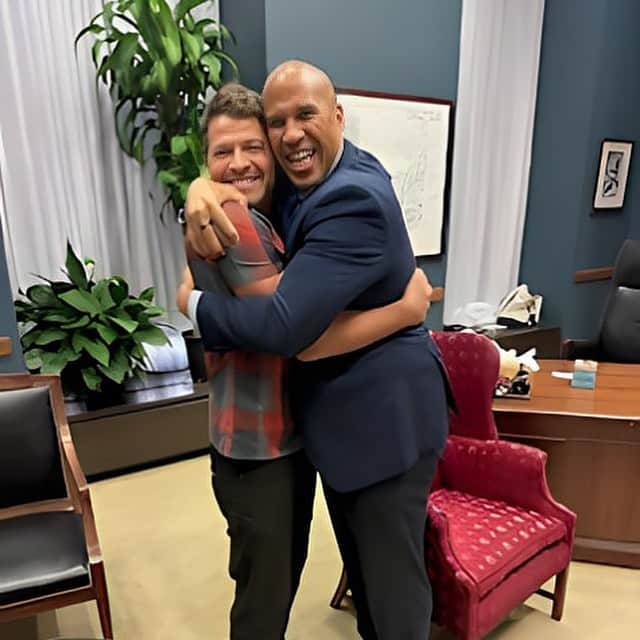 ミーシャ・コリンズさんのインスタグラム写真 - (ミーシャ・コリンズInstagram)「I’ve “met” Senator @corybooker several times virtually, and he’s always promised me a big hug when we finally met in person.   Last week in DC, I cashed in big time.」9月22日 2時33分 - misha