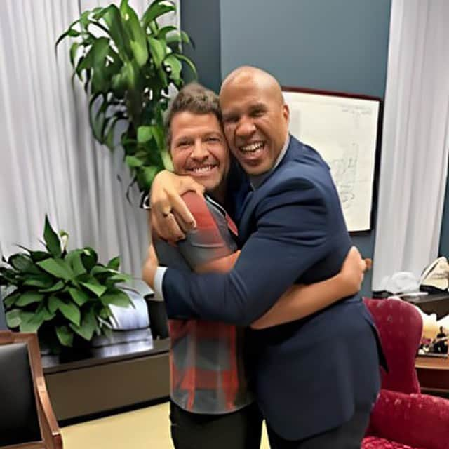 ミーシャ・コリンズさんのインスタグラム写真 - (ミーシャ・コリンズInstagram)「I’ve “met” Senator @corybooker several times virtually, and he’s always promised me a big hug when we finally met in person.   Last week in DC, I cashed in big time.」9月22日 2時33分 - misha