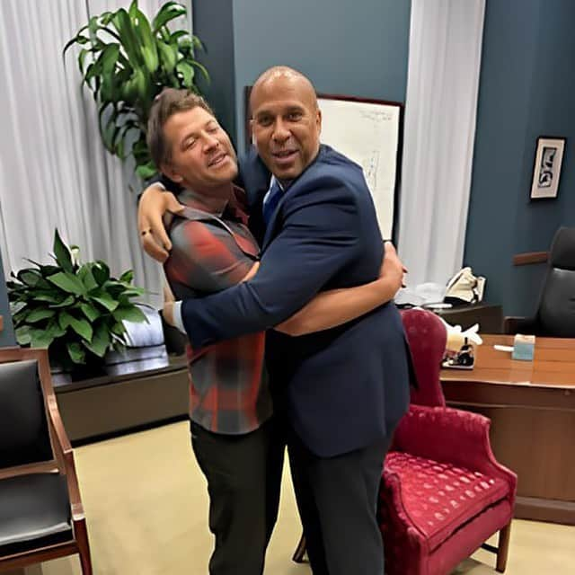 ミーシャ・コリンズさんのインスタグラム写真 - (ミーシャ・コリンズInstagram)「I’ve “met” Senator @corybooker several times virtually, and he’s always promised me a big hug when we finally met in person.   Last week in DC, I cashed in big time.」9月22日 2時33分 - misha