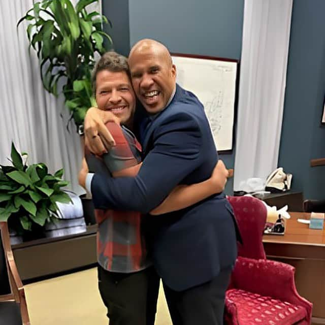 ミーシャ・コリンズさんのインスタグラム写真 - (ミーシャ・コリンズInstagram)「I’ve “met” Senator @corybooker several times virtually, and he’s always promised me a big hug when we finally met in person.   Last week in DC, I cashed in big time.」9月22日 2時33分 - misha