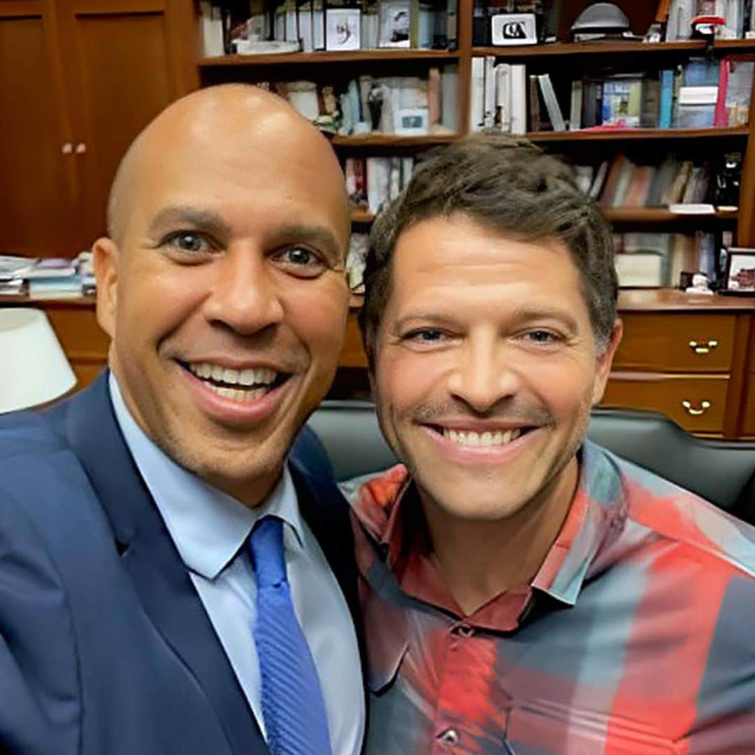 ミーシャ・コリンズのインスタグラム：「I’ve “met” Senator @corybooker several times virtually, and he’s always promised me a big hug when we finally met in person.   Last week in DC, I cashed in big time.」