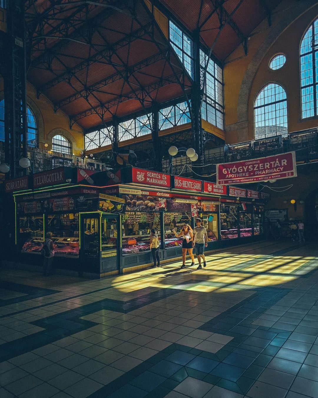 Monika Waleckaのインスタグラム：「Po pierwszej udanej wizycie Budapeszt wezwał mnie po raz drugi. Tym razem towarzyszyła mi Mirelka @vonchrupek z którą doświadczałyśmy walorów węgierskiej stolicy.   Były uciechy dla ciała jak genialny masaż twarzy w spa @omorovicza i zabijanie czasu pod chmurką w basenach termalnych. Jadłyśmy kołacze, odwiedzałyśmy gorące adresy (Hoppa Bistro, Freyia) ale przede wszystkim szwędałyśmy się między piękną architekturą pełną intrygujących detali.  Budapeszt bardzo polubiłam, to mój Paryż na mniejszym budżecie. Na pewno nie jest to moje ostatnie słowo w tym temacie :)」