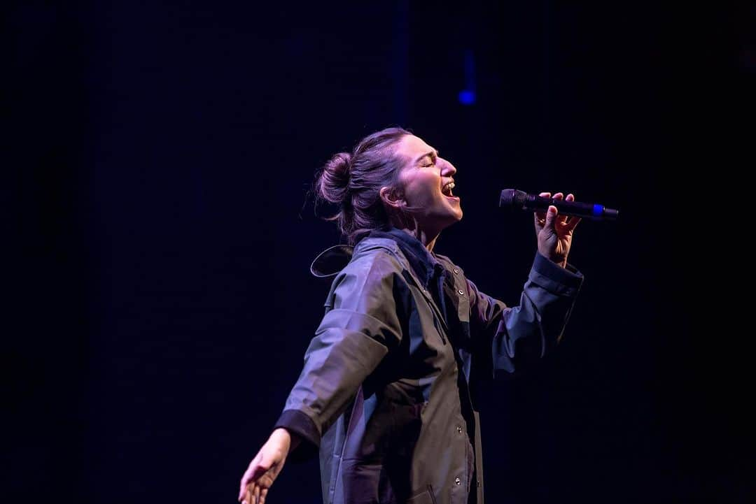 サラ・バレリスさんのインスタグラム写真 - (サラ・バレリスInstagram)「#broadwayforbiden ❤️🇺🇸🏳️‍🌈🏳️‍⚧️ This event was unforgettable for many reasons. From climate protesters “singing” along with me about issues I totally agree with, to  laughing and marveling at my incredible friends in theater, to sharing a deep conversation about how important firefighters are with @potus himself- I am reminded that the next election means so much. ALL the work we have to do depends on, among many things, making sure we win elections and especially this one. It is unthinkable to imagine the alternative. It was an honor and I love these pictures so much! Thank you @emilcohen!!」9月22日 2時44分 - sarabareilles