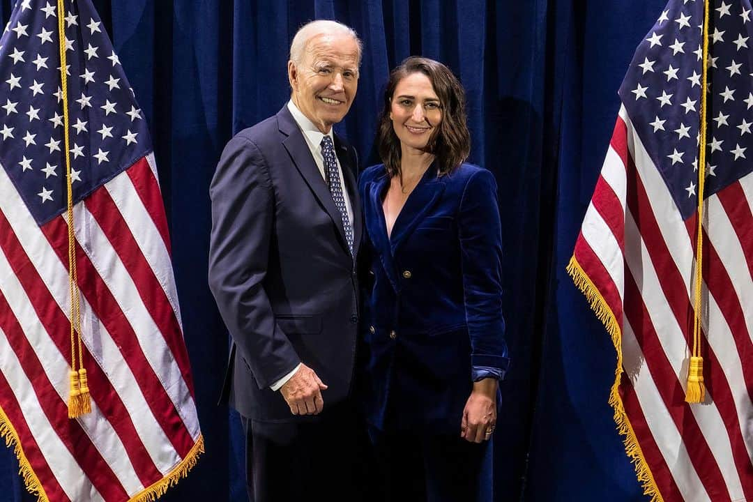 サラ・バレリスのインスタグラム：「#broadwayforbiden ❤️🇺🇸🏳️‍🌈🏳️‍⚧️ This event was unforgettable for many reasons. From climate protesters “singing” along with me about issues I totally agree with, to  laughing and marveling at my incredible friends in theater, to sharing a deep conversation about how important firefighters are with @potus himself- I am reminded that the next election means so much. ALL the work we have to do depends on, among many things, making sure we win elections and especially this one. It is unthinkable to imagine the alternative. It was an honor and I love these pictures so much! Thank you @emilcohen!!」