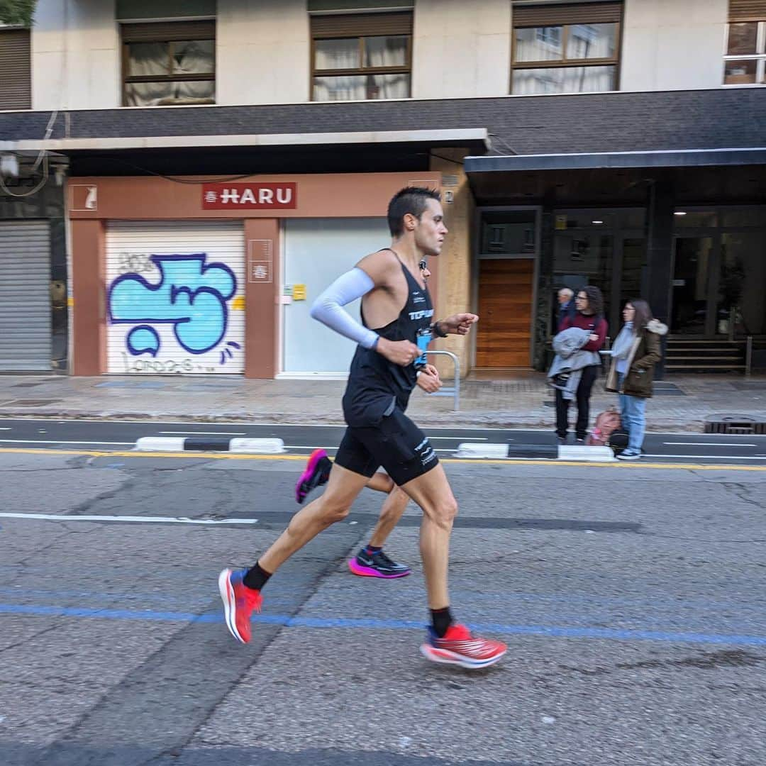 アボットジャパンさんのインスタグラム写真 - (アボットジャパンInstagram)「“Running is an experience that has marked my life.   My name is Pedro Moya, and I am dedicated to creating content about running, inspiring others, analyzing running equipment, sharing experiences and showing the benefits of an active lifestyle and training. I am not an elite athlete – this is just how I express myself.   In 2011, I decided to start a blog to anonymously share my story, my experiences and my training. I never could’ve imagined that this modest corner of the internet would become a source of inspiration for runners around the world. The evolution of ‘Palabra de Runner’ has taught me that running is much more than races and times; It is a way of life that can transform us. Consistent training not only improves physical health, but also strengthens the mind and spirit.   My favorite distance is the Marathon, and my love for it goes beyond the distance. There is something mystical about the marathon in the way the race challenges you, how it makes you face your limits and how it pushes you beyond them.   Whatever the result on race day, the journey to get there has always been worth it.   My goal is to complete all of the Abbott World Marathon Majors, starting with Berlin 2023, and share them with my community. Other runners finding inspiration and motivation in my journey – that’s what motivates me to overcome my own limits. As I have done for the past 12 years, I will continue to share my goals and achievements with my community.   In the end, running is a way of life that connects us, challenges us and inspires us.   That’s my ‘why’. What’s yours?”」9月22日 2時47分 - abbottglobal