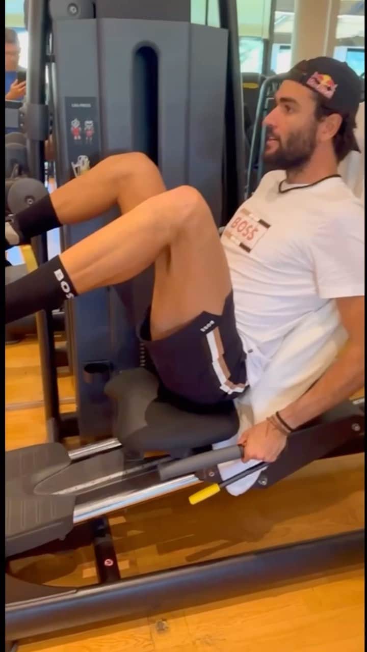 マッテオ・ベレッティーニのインスタグラム：「Rehab going well with the ankle gaining strength every day. Can’t wait to be back on court soon 💪🔨」
