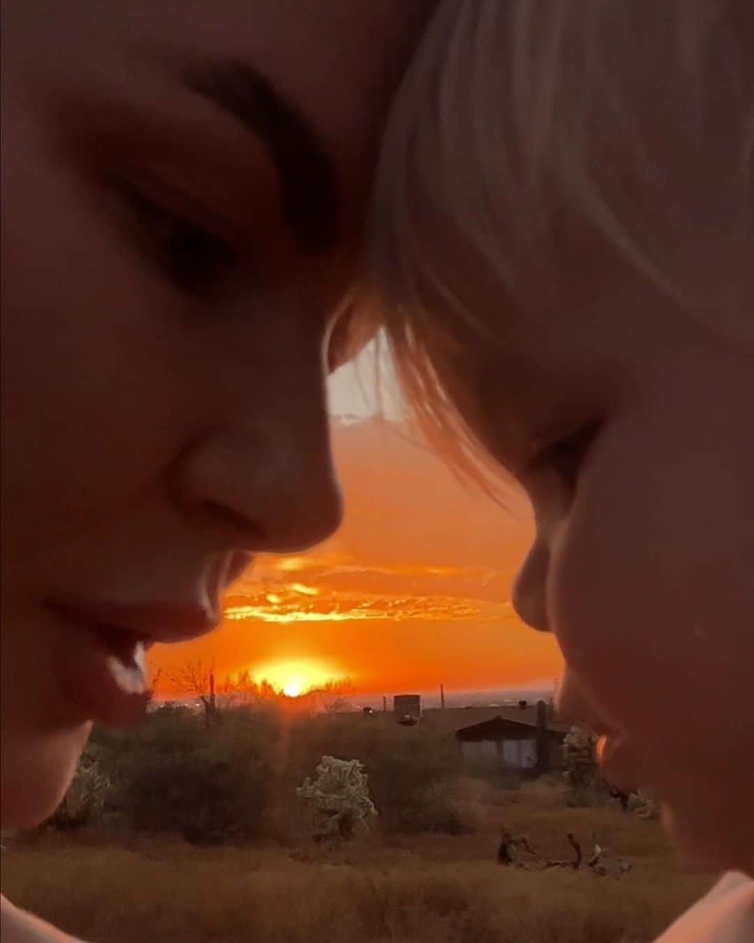 Amber Fillerup Clarkさんのインスタグラム写真 - (Amber Fillerup ClarkInstagram)「After David and I finished shooting we plopped on the bed as a fam and watched the sunset and watched family videos on my phone 🥹✨ these are the moments I live for 😭」9月22日 2時49分 - amberfillerup