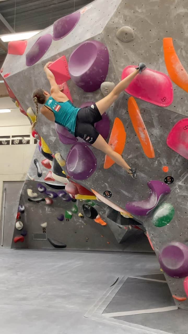 ユリア・フィシェルのインスタグラム：「Some playing around before the last competition of this season, the Austrian Championships next weekend 😁 and then finally time for some more rock climbing 😍 🎥: @katha_saurwein  . . @scarpa_at @rewhiteclimbing @austriaclimbing @olympiazentrumtirol #climbing #rockclimbing #competition #austrianchampionships #norainplease」