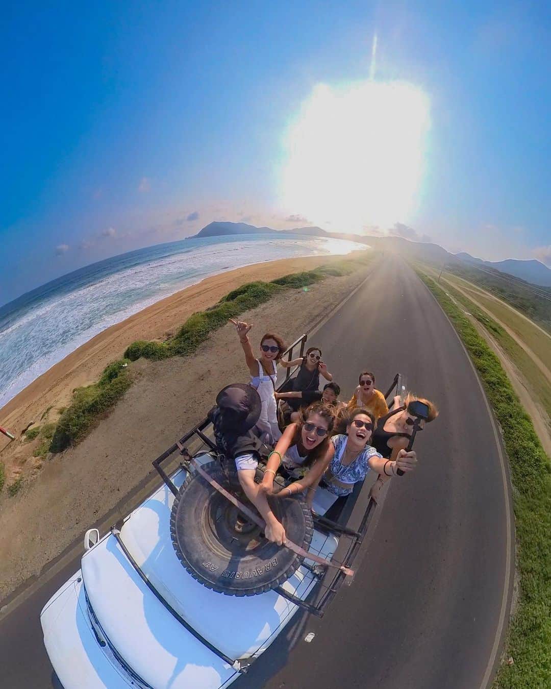 のインスタグラム：「【船で世界一周中です🌎🚢】 Mexico🇲🇽1濃かった思い出はこちら😭✨✨ ⁡ ⁡ ９人でまわったんだけど車で30分で行ける海に 行きたくてタクシー捕まらなくて困ってたら 現地のファミリーが荷台乗せてくれて 海まで車出してくれたの！！！🛻 ⁡ ⁡ 30分かけて向かってくれて帰りタクシー 通らないからって遊び終わるまで待ってくれてて ずっと乗せてくれてた😭❤️‍🔥❤️‍🔥 ⁡ ⁡ パパがいなかったらこーーーんなに充実 してなかったし本当に本当に楽しすぎて まだ２寄港地目なのに濃すぎてやばい、、、😭 ⁡ ⁡ 多分世界一周終わっても絶対上位に入る思い出に なるんだろうなって思ってる😭😭😭🇲🇽 皆と最高な時間をすごせてよかった😭❤️‍🔥❤️‍🔥❤️‍🔥 ⁡ ⁡ ⁡ ⁡ ⁡ ⁡ 📍#mexico #manzanillo 📸#insta360 ⁡ ⁡ ⁡ ⁡ ⁡ #ピースボート#世界一周#豪華客船#peacebort #peacebort115#ピースボート115#メキシコ#マンサニージョ#メキシコ旅行」
