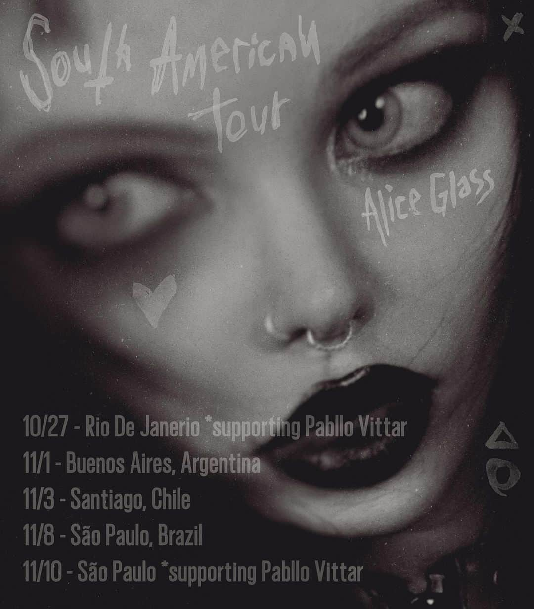 アリス・グラスのインスタグラム：「⛓️ 🖤Spooky season in South America 🖤⛓️ Link in bio for tickets.  Flyer by the amazing @astrazero 🖤🖤🖤」