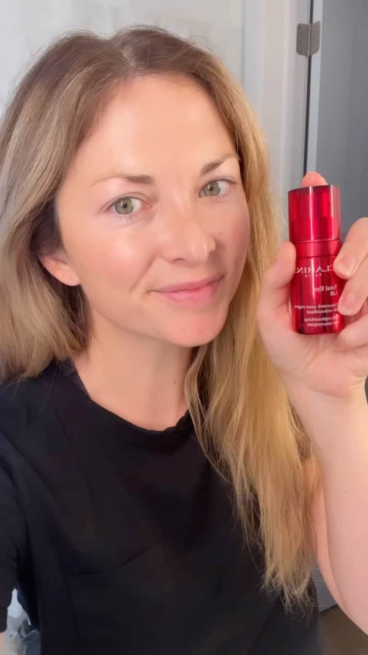 CLARINSのインスタグラム：「Sharing what I call one of my MIRACLE wrinkle products: Clarins Total Eye Lift is a multiple award-winning eye cream that targets wrinkles, crows feet, dark circles and puffiness. I started using @Clarinsusa because this product is 94% naturally derived, and I kept using it because it WORKS!!! The hero ingredient is Harungana, known as “nature’s retinol.” I’ve seen a visible difference, especially in my crows feet, and you can see a difference in the video above — just 60 seconds after application!   Clarins is having their Friends and Family sale right now - up to 25% off plus free shipping! Link in my bio ❤️   #ClarinsPartner #totaleyelift #60secondlift」
