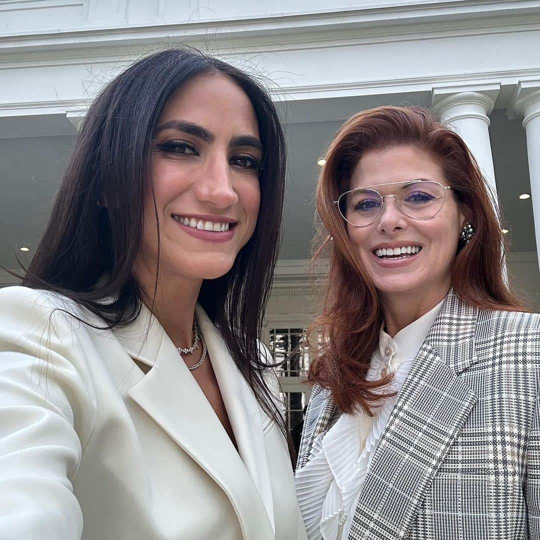 デブラ・メッシングさんのインスタグラム写真 - (デブラ・メッシングInstagram)「How is this real?!?! The Second couple, the Capital, my partner-in-crime @mandanadayani and me at the White House. Live classical music, a ceremony honoring Artists, the First Lady @drbiden and secretary @hillaryclinton the @VP and @secondgentleman’s residence, and finally, the idiots behind the facade!  #washingtonDC #adaytoremember」9月22日 3時19分 - therealdebramessing